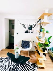 uma sala de estar com uma escada e um tapete de zebra em Düsseldorf City Atelier am Stadtzentrum em Dusseldorf