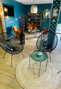 2 sillas y una mesa con un jarrón en una habitación en Appart'City Confort Bordeaux Chartrons en Burdeos
