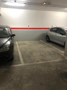 twee auto's geparkeerd in een parkeergarage bij San Justo 3 in Huelva