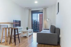 een woonkamer met een bank en een tafel bij San Justo 3 in Huelva