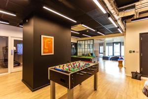 una habitación con una mesa de futbolín en el medio en Stunning Apartments at Laycock Studios, in Sheffield en Sheffield