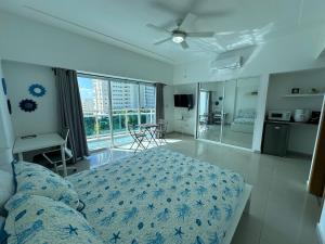 1 dormitorio con 1 cama y sala de estar con en Elegante Aqua Marine Apartamento en Playa Juan Dol, en Juan Dolio