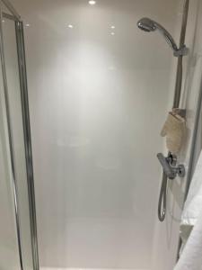 y baño con ducha y puerta de cristal. en Stunning Apartments at Laycock Studios, in Sheffield en Sheffield