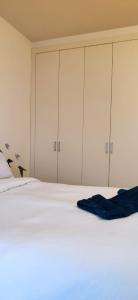 een slaapkamer met witte kasten en een bed bij Tranquilo y relajante Apartamento familiar in Esplugues de Llobregat