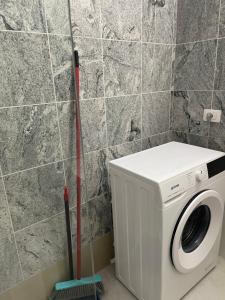 een dweil naast een wasmachine in de badkamer bij Fishta hotels in Velipojë