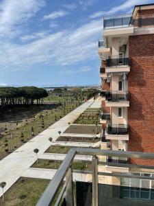 een uitzicht vanaf het balkon van een gebouw bij Fishta hotels in Velipojë