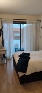 a bedroom with a bed and a large window at Tranquilo y relajante Apartamento familiar in Esplugues de Llobregat