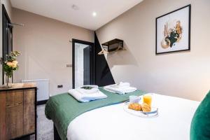 a bedroom with a bed with a tray of bread on it at Wiverton Apt #4 - Central Location - Free Parking, Fast WiFi and Smart TV by Yoko Property in Nottingham