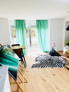 uma sala de estar com um tapete de zebra e cortinas azuis em Düsseldorf City Atelier am Stadtzentrum em Dusseldorf