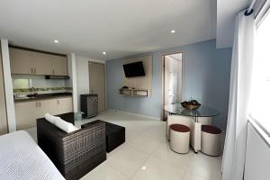 a living room with a table and a kitchen at Lagos Apartaestudios x2 in Barranquilla