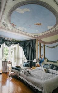 Magnago的住宿－Villa Patrizia B&B，一间卧室设有一张带天花板的大床