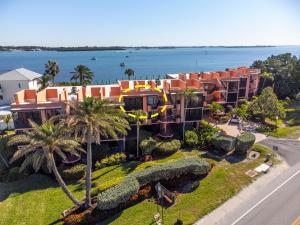een luchtzicht op een resort met water bij Coquina Moorings 203 in Bradenton Beach