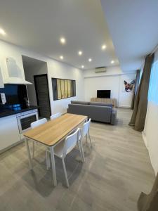 TV a/nebo společenská místnost v ubytování New flat 1 min from beach and sea !
