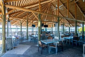 een restaurant met tafels en stoelen in een gebouw bij Coquina Moorings 203 in Bradenton Beach