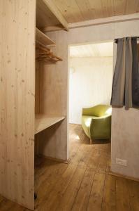 マルティナ・フランカにあるTrulli Valle d'Itriaのリビングルーム(緑の椅子付)