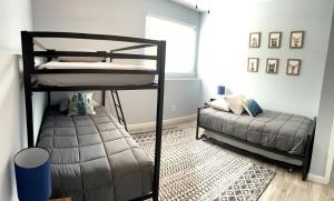 een slaapkamer met 2 stapelbedden en een bed bij 100 Acre Relaxing Retreat Near Ark- The Woodlands in Williamstown
