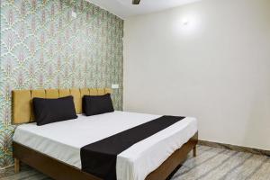 Letto o letti in una camera di OYO Flagship Hotel Blue Diamond