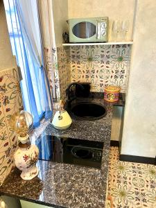 ミラノにあるDream Suiteのキッチン(電子レンジ付きのカウンタートップ付)