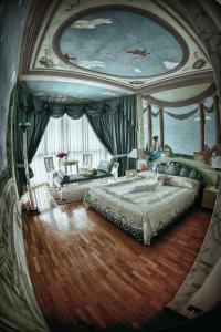 Magnago的住宿－Villa Patrizia B&B，一间卧室设有一张带天花板的大床