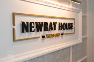 un cartello della Newway House su un muro in un bagno di Newbay House Wexford a Wexford