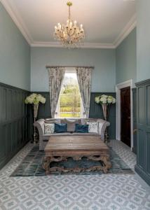 uma sala de estar com um sofá e uma janela em Newbay House Wexford em Wexford
