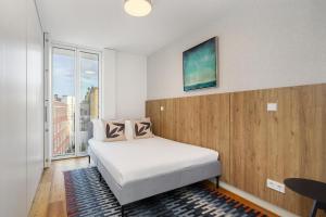 Postel nebo postele na pokoji v ubytování WHome Lisbon Skyline Penthouse Luxury Living View, AC & Elevator