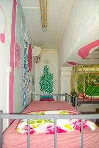 1 dormitorio con 1 cama rosa en una habitación en AKKUI HOSTEL en São Paulo