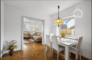 een eetkamer en een woonkamer met een tafel en stoelen bij Apartment "Wirtschaftswunder" in Rheinfelden