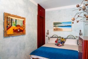 1 dormitorio con cama y espejo en Dream Suite, en Milán