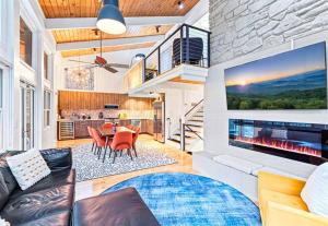 Ruang duduk di Mountain Bliss: 4BR ,Hot Tub, Views, Games!
