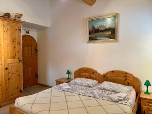 ein Schlafzimmer mit einem Bett und einem Wandgemälde in der Unterkunft Chalet near St.Moritz in Madulain