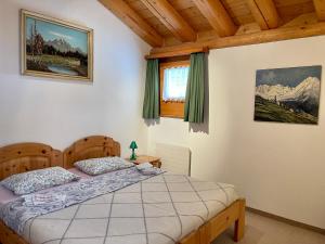1 Schlafzimmer mit 2 Betten und einem Fenster in der Unterkunft Chalet near St.Moritz in Madulain