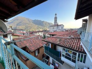 widok z balkonu miasta z wieżą zegarową w obiekcie Shali wood apartment w mieście Valmadrera