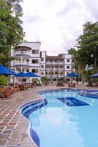 Hotel Posada San Sebastian في سان جيرونيمو: فندق فيه مسبح امام مبنى