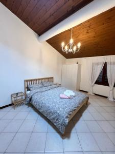 sypialnia z łóżkiem i drewnianym sufitem w obiekcie Shali wood apartment w mieście Valmadrera