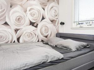 1 dormitorio con un mural de rosas blancas en Holiday home Juelsminde LII, en Sønderby