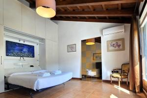 En eller flere senge i et værelse på Anna's Garden Venice + 20 billeder