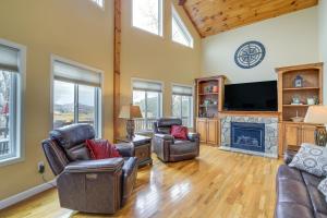 uma sala de estar com mobiliário de couro e uma lareira em Luxury Douglas Lake Chalet - Great Location! em Dandridge