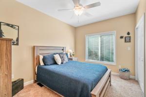um quarto com uma cama e uma ventoinha de tecto em Luxury Douglas Lake Chalet - Great Location! em Dandridge