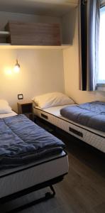 翁贊的住宿－Nosybe37 MH264 Onzain，两张床位于带窗户的房间内