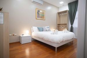 1 dormitorio con 1 cama con 2 toallas en L'Aurora B&B, en Salerno