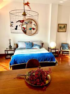 1 dormitorio con 1 cama y 1 mesa con un plato de flores en Luxury Loft, en Milán