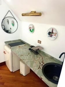 uma casa de banho com um lavatório e um balcão em Luxury Loft em Milão
