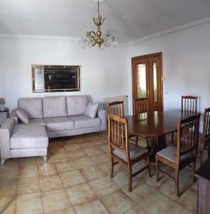ein Wohnzimmer mit einem Sofa und einem Tisch in der Unterkunft Casa Verilia in Olombrada