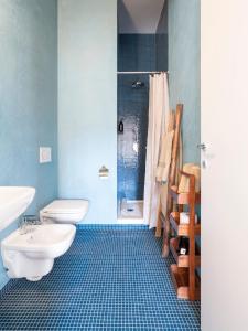 Un baño con lavabo, inodoro y ducha. en Luxury Loft, en Milán 17 fotos más