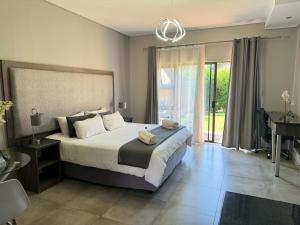 Postel nebo postele na pokoji v ubytování Manor Hills Guest Lodge + 37 fotografií