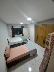 1 dormitorio con 2 camas en una habitación en Hospedagem do Cabo, en Arraial do Cabo