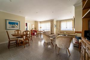 Posezení v ubytování Marinhas Esposende - Moradia V4 com piscina junto à praia by House and People