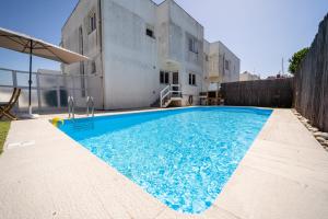 una piscina en el patio trasero de una casa en Marinhas Esposende - Moradia V4 com piscina junto à praia by House and People, en Esposende