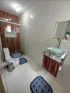 Baño pequeño con aseo y lavamanos en Hospedagem do Cabo, en Arraial do Cabo